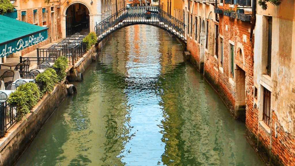 an image of the grand canal in venice